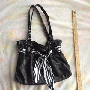black shoulder bag